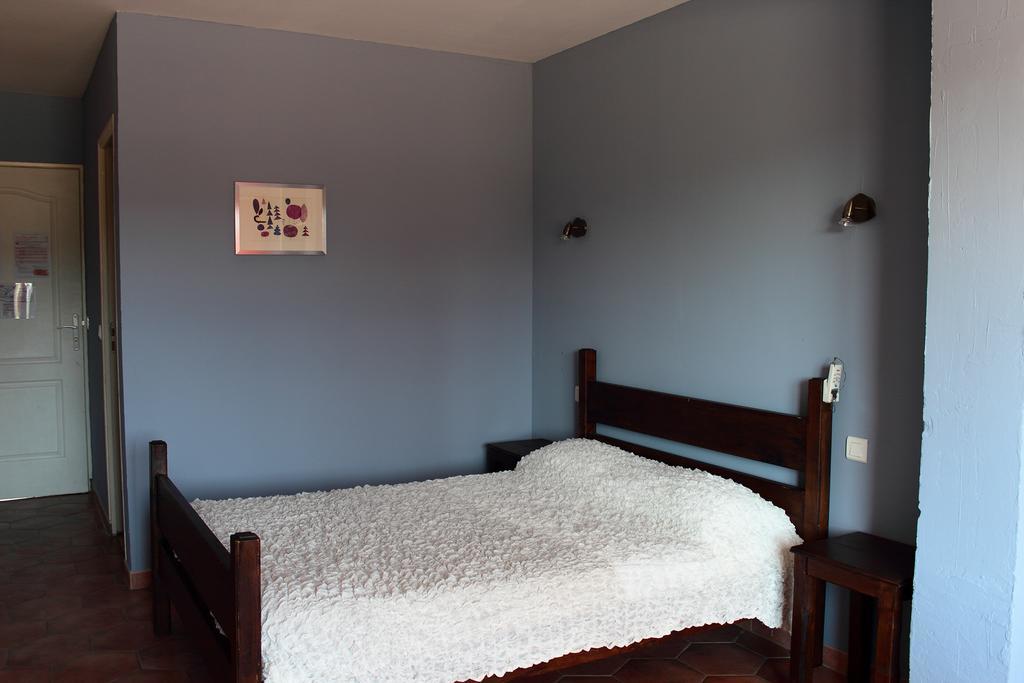 Hotel Le Couloubrier Ле-Мюи Номер фото